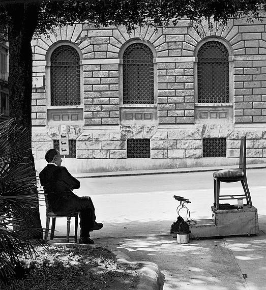 Pietro DonzelliDer Schuhputzer, aus der Serie Luft von Neapel, 1949© Estate Pietro Donzelli, Renate Siebenhaar, Frankfurt a. M.