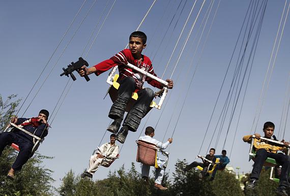 Afghanischer Junge mit Spielzeugwaffe, Kabul, Sept. 2009© picture alliance, AP, Anja Niedringhaus