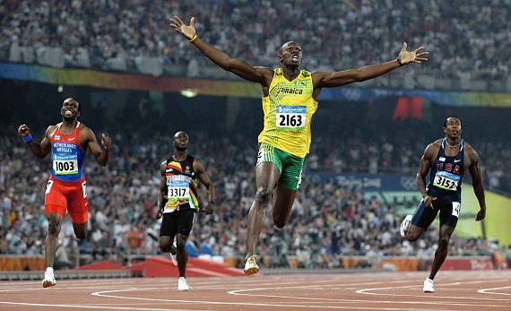 Usain Bolt gewinnt bei Olympia die Goldmedaille im 200-Meter-Lauf, Peking 2008 © picture alliance, AP, Anja Niedringhaus