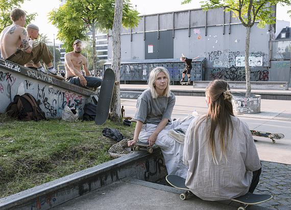 Karla Schradi# 8 Skaterin, 2024, Bielefeld, aus der Serie Spiegel ohne Glas, 2023–2025© Karla Schradi
