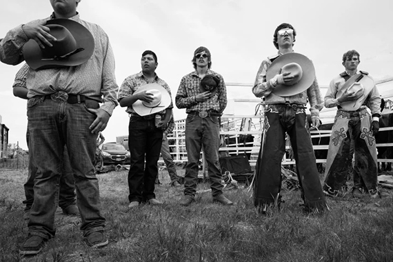 Cowboys vor einem Rodeo, South Dakota 2023	Aus der Serie: Spina Americana. 	&copy; Richard Sharum