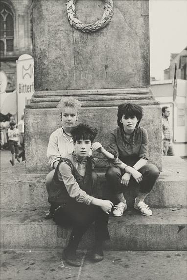 Helga Paris
aus der Serie: Häuser und Gesichter. Halle 1983–85
Silbergelatine/Vintage Print
Kulturstiftung Sachsen-Anhalt, Kunstmuseum Moritzburg Halle (Saale)
© Nachlass/Estate Helga Paris Helga Paris
aus der Serie: Häuser und Gesichter. Halle 1983–85
Silbergelatine/Vintage Print
Kulturstiftung Sachsen-Anhalt, Kunstmuseum Moritzburg Halle (Saale)
© Nachlass/Estate Helga Paris