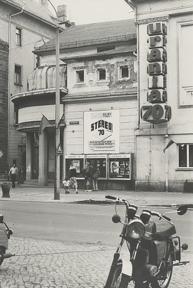 Helga Paris
aus der Serie: Häuser und Gesichter. Halle 1983–85
Silbergelatine/Vintage Print
Kulturstiftung Sachsen-Anhalt, Kunstmuseum Moritzburg Halle (Saale)
© Nachlass/Estate Helga Paris Helga Paris
aus der Serie: Häuser und Gesichter. Halle 1983–85
Silbergelatine/Vintage Print
Kulturstiftung Sachsen-Anhalt, Kunstmuseum Moritzburg Halle (Saale)
© Nachlass/Estate Helga Paris