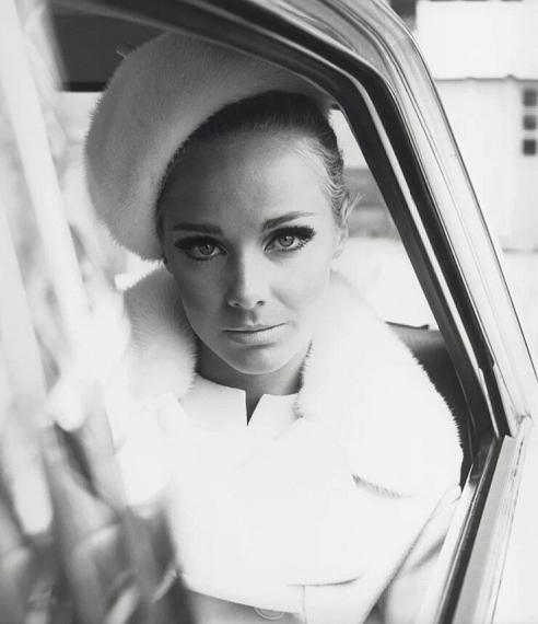 Karin Mossberg, Mantel von Nina Ricci Paris, 1966&copy; F.C. Gundlach / Stiftung F.C. Gundlach