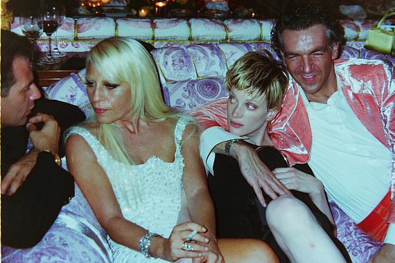 Donatella Versace, Kristen McMenamy, Edgar Otte and unknown men on the left at Donnatella’s home, Mailand 1996 © Archive Angelica Blechschmidt