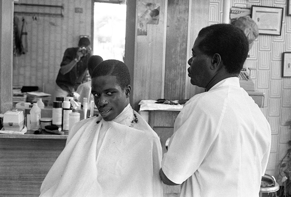 Jamel Shabazz, A Self Portrait with John and Arthur, East Flatbush, NYC 1982 © Jamel Shabazz, Courtesy Galerie Bene Taschen, Köln
Jamel Shabazz, A Self Portrait with John and Arthur, East Flatbush, NYC 1982 © Jamel Shabazz, Courtesy Galerie Bene Taschen, Köln