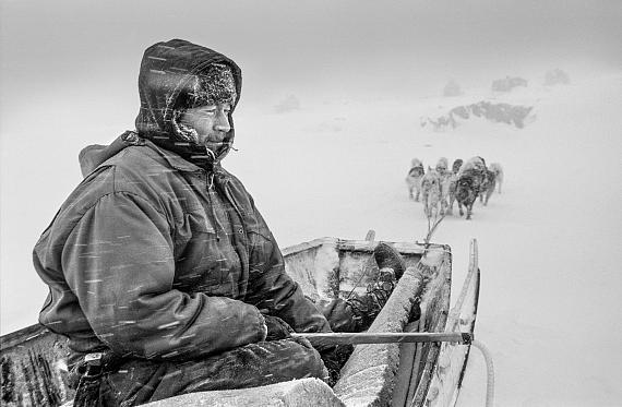 Hjelmer Hammeken, ein Jäger auf dem Weg nach Hause über das Meereis, Grönland, 1995
© Ragnar Axelsson Hjelmer Hammeken, ein Jäger auf dem Weg nach Hause über das Meereis, Grönland, 1995
© Ragnar Axelsson