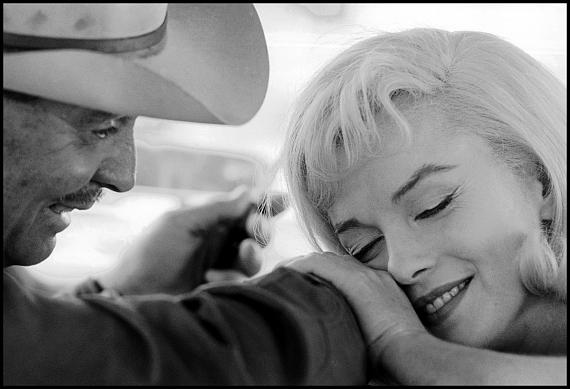 Cornell Capa
Clark Gable und Marilyn Monroe am Set von 'The Misfits', 1960
© Cornell Capa | Magnum Photos Cornell Capa
Clark Gable und Marilyn Monroe am Set von 'The Misfits', 1960
© Cornell Capa | Magnum Photos