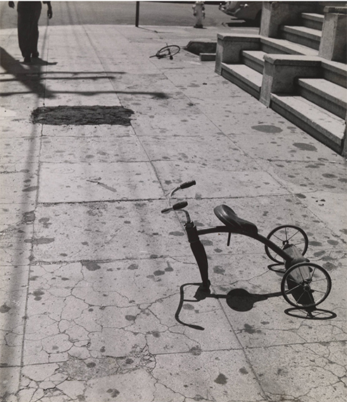 Charles Wong
Lonesome Rider, 1953
gelatin silver print
7 3/4 × 9 in. (19.8 × 22.9 cm)
© Charles Wong Charles Wong
Lonesome Rider, 1953
gelatin silver print
7 3/4 × 9 in. (19.8 × 22.9 cm)
© Charles Wong
