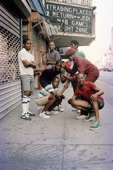 Jamel Shabazz, The Flatbush Crew,
Flatbush, Brooklyn, NYC 1983 © Jamel Shabazz.
Courtesy Galerie Bene Taschen, Cologne Jamel Shabazz, The Flatbush Crew,
Flatbush, Brooklyn, NYC 1983 © Jamel Shabazz.
Courtesy Galerie Bene Taschen, Cologne