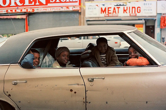 Jamel Shabazz, Joy riding Flatbush,
Brooklyn, NYC 1981 © Jamel Shabazz.
Courtesy Galerie Bene Taschen, Cologne Jamel Shabazz, Joy riding Flatbush,
Brooklyn, NYC 1981 © Jamel Shabazz.
Courtesy Galerie Bene Taschen, Cologne