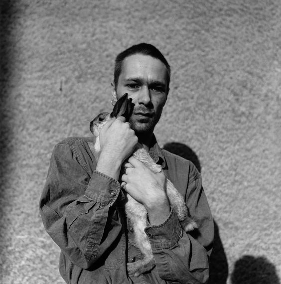 Carsten und Hase, 1996, aus der Serie Abwesende II, 1987-1996© Christa Mayer, VG Bild-Kunst, Bonn, 2026