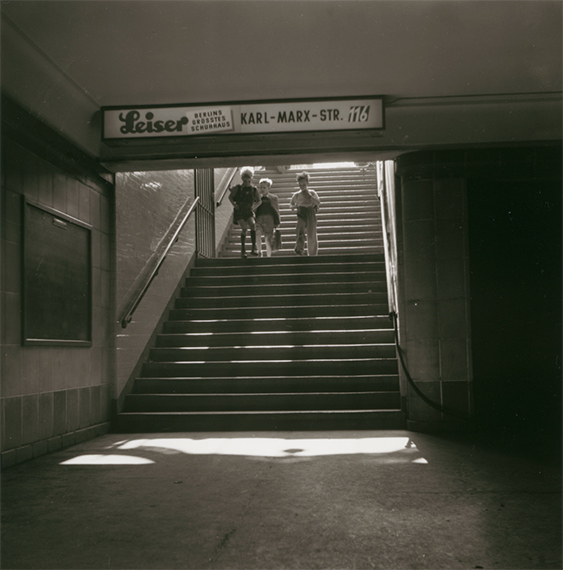 Elsa Thiemann, Berlin, Kinder am U-Bahneingang in Neukölln, 1950er-Jahre, Bauhaus-Archiv Berlin© Margot Schmidt