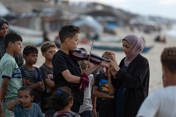 Mahmoud Abu Hamda&nbsp;aus Palestina für&nbsp;“Wings of Childhood and Peace”,