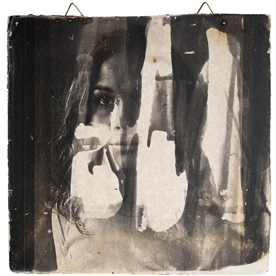Helena Kalleitner, »solid place #4«, 2021Chloro-Bromide-Silverprint auf Rigipsplatte, Unikat, 24×24cm