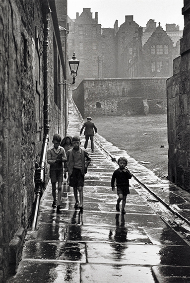 Gisèle Freund, Spielende Kinder auf der Straße im Arbeitslosengebiet in Newcastle, 1935 &copy; Photo Gisèle Freund 