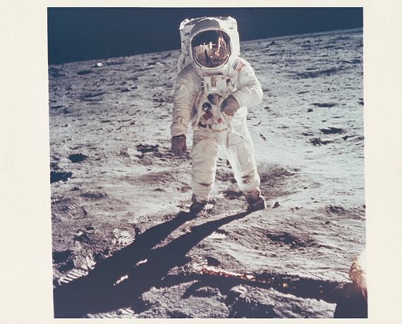 Lot 85
APOLLO 11 - Buzz Aldrin with the Photographer and the Lunar Module reflected in his gold-plated visor
Neil Armstrong, 16 -24 July 1969
Vintage chromogenic print
28 x 35.6 cm
Estimate: 7.000/10.000€ Lot 85
APOLLO 11 - Buzz Aldrin with the Photographer and the Lunar Module reflected in his gold-plated visor
Neil Armstrong, 16 -24 July 1969
Vintage chromogenic print
28 x 35.6 cm
Estimate: 7.000/10.000€