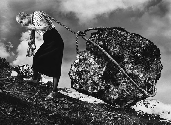 © Catherine BALET, en collaboration avec Ricardo MARTINEZ PAZ   Looking for the Masters in Ricardo’s Golden shoes,    Hommage à Grete STERN, Sueño nº15, 1949, 2019