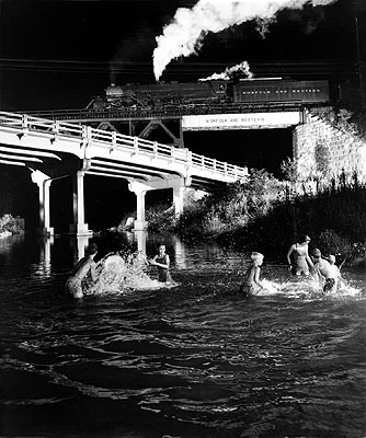 Der Güterzug Nr. 96 überquert den Hawksbill Creek bei Luray. Unter der Brücke liegt eine beliebte Badestelle, 1957Foto: O. Winston Link© Museum der Arbeit
