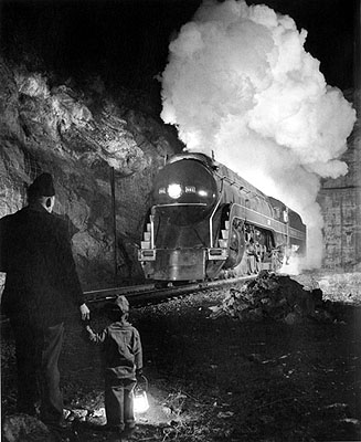 Eingehüllt in eine mächtige Dampfwolke bricht eine Lokomotive aus dem Montgomerytunnel nahe Christiansburg.Foto: O. Winston Link© Museum der Arbeit
