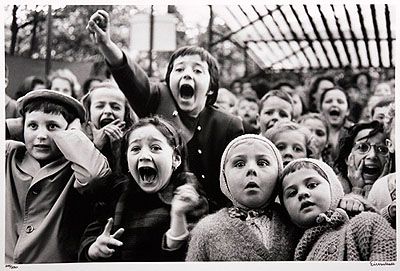Lot 761 - Alfred Eisenstaedt (1898-1995). - Children at a puppet theatre, Paris 1963Estimation : 20 000 / 30 000 €