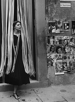 Jinx Through The Beads, Florence, Italy, 1951 © Ruth Orkin / Ruth Orkin Photo Archive