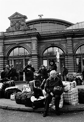 Warten auf den Bus am Hauptbahnhof Südseite, Fotografie von Heiko Arendt, 2008