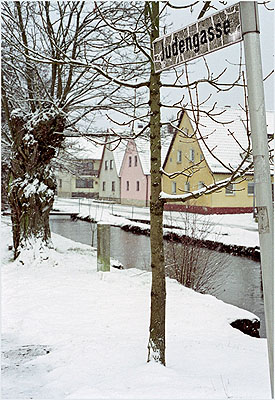 © Susan Hiller: Judengasse, Pretzfeld. Aus: Snow Scenes (The J. Street Project). Courtesy: Galerie Volker Diehl Berlin, Timothy Taylor Gallery London