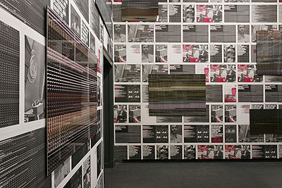 M+M, Panic Room, 2008, Rauminstallation mit Fototableaus aus der Serie 