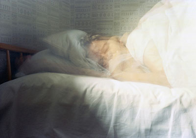 Karen Stuke, aus der Reihe sleeping sister, Brackwede, inkjet-print auf photo rag, 2003