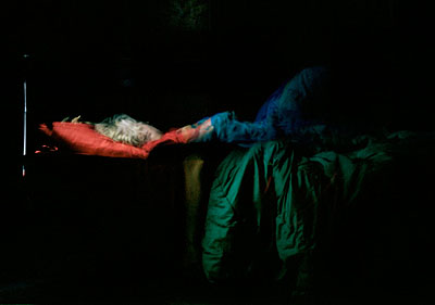 Karen Stuke, aus der Reihe sleeping sister, Labatut, inkjet-print auf photo rag, 2005