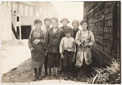 Lewis Hine Ohne Titel (Kinder, Blechschneider) aus der Serie Kinderarbeit 1911 Silbergelatine auf Barytpapier 11,7 x 16,6 cm (Darstellung) Sammlung Ann und Jürgen Wilde