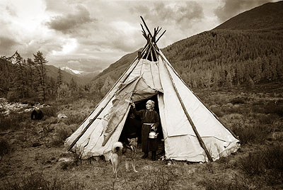 Tsaatan wigwam, Huuren Taiga, Hovskol - 2003Platinum print on 100% Arches platine paper. Edition of 3 and 1 AP.Image size : 28 x 40 inches / 71,12 x 101,6 cmPaper size : 30 x 44 inches / 76,2 x 111,76 cm© HAMID SARDAR AFKAMI, COURTESY GALERIE THIERRY MARLAT