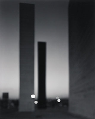Hiroshi SugimotoSatellite City Towers. 2002Gelatinesilberabzug. 58,5 x 47 cmSchätzpreis 18.000 - 22.000,- EURAuktion 942 - Zeitgenössische Kunst