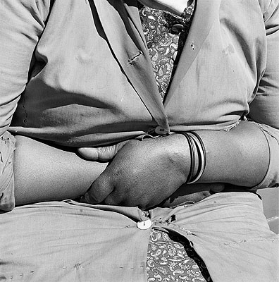 David GolblattChild minder, Joubert Park, Johannesburg. 1975. Courtesy: Michael Stevenson, Cape Town & Elba Benitez. Madrid © David Golblatt