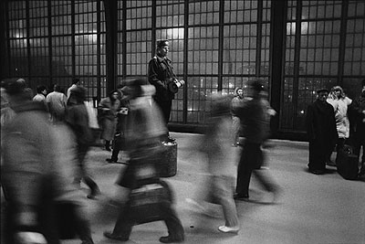 © Maurice Weiss/OSTKREUZTitel: Bahnhof Friedrichstraße, Grenzübergang, Berlin-Mitte, Dezember 1989, DDRSerie: UmbrücheJahr: 1989Fotograf: Maurice WeissMaße: 30 x 40 cmMaterialien: Silbergelatineprint