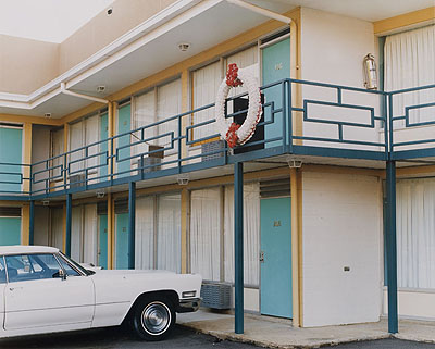 Joel SternfeldThe National Civil Rights Museum, formerly the Lorraine Motel, 450 Mulberry Street, Memphis, Tennessee, August 1993aus der Serie: On This Site / TatorteC-Print, AP 3/3, Ed. 745,7 x 59 cm courtesy of the artist, Buchmann Galerie, Berlin and Luhring Augustine, New York