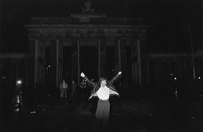 Werner MahlerBrandenburger TorBerlin, 10. November 1989 (4 Uhr nachts)© Werner Mahler / Agentur OSTKREUZ