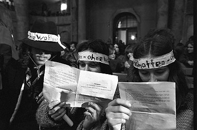 KreuzkircheErstes Friedensforum in der Dresdener Kreuzkirche, Dresden 13. Februar 1982© Harald Schmitt / stern