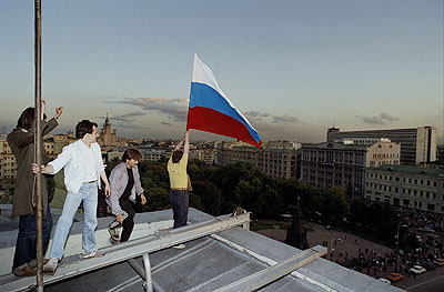 MoskauNach dem Putsch hissen junge Leute auf dem Dach eines Hauses gegenüber dem Gebäude des Zentralkomitees die Fahne des alten Russland, Moskau, 23. August 1991© Harald Schmitt / stern