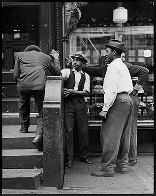 Andreas FeiningerArmdrücken in Harlem, New York, 1940Photo by Andreas Feininger © AndreasFeiningerArchive.com
