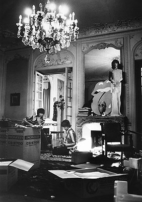 © Dominique Tarle: Rolling Stones, Mick and Keith unpacking