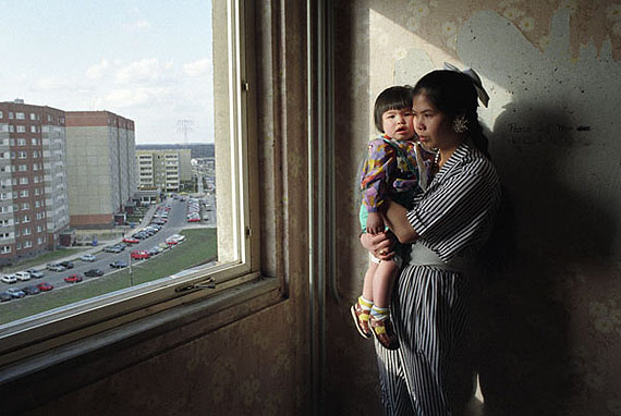 Vietnamese woman with her child in the former East Berlin suburb Marzahn, Berlin 1993 Foto: © Ann-Christine Jansson