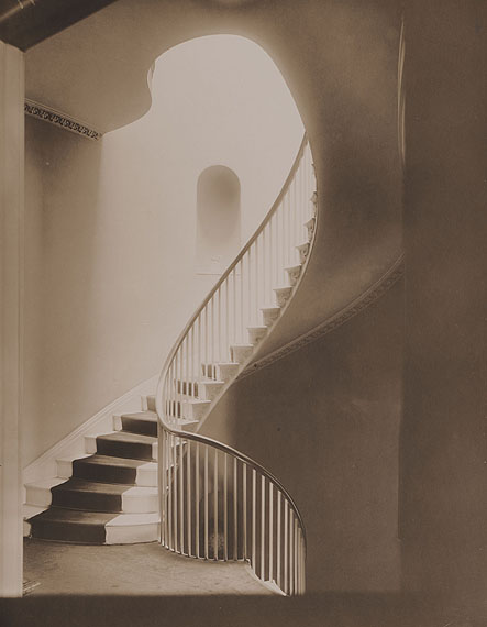 Frank Cousins: Treppenhaus in Daniel P. Parker's Mansion, Bostonum 1910, Silbergelatinepapier, Kunstbibliothek, Sammlung Fotografie, © SMB