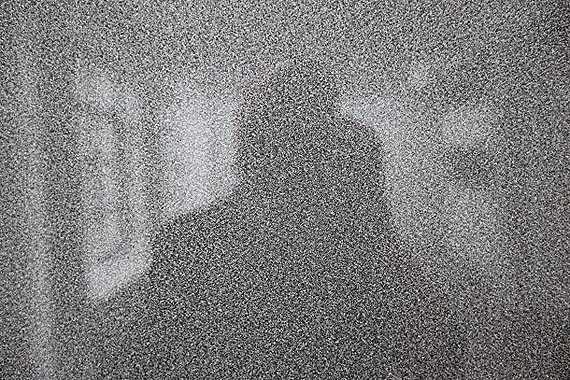 Installationsansicht Trutwin : 'Pulizer Price 1994 (add noise)', 230x160cm (Ausschnitt/close up)  Reflexion  des Betrachters in der Glasarbeit, 2010