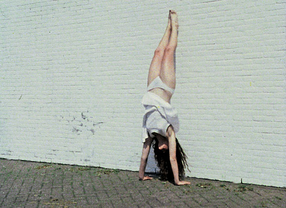 Marijke van Warmerdam, Film still uit / from: Handstand, 1992 16 mm filmloop Courtesy Marijke van Warmerdam and Galerie van Gelder, Amsterdam