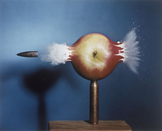 Shooting The Apple, 1964. Palm Press Inc. © Harold & Esther Edgerton Foundation, 2010