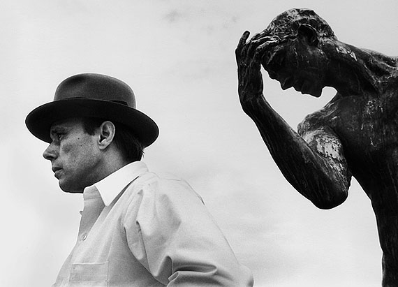 Angelika Platen, Joseph Beuys vor Pierre de Wiessant von Auguste Rodin, 1968