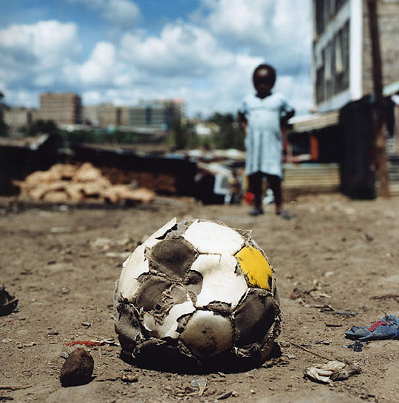 Christine Fenzl: Ball, Mathare (aus der Serie Looking forward –Streetfootball), 2006, C-Print, Ed. 1/6