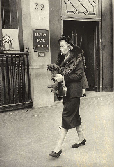 Inge Morath, Vor Lloyd’s Bank, London, 1953 © Inge Morath / Magnum Photos / Focus